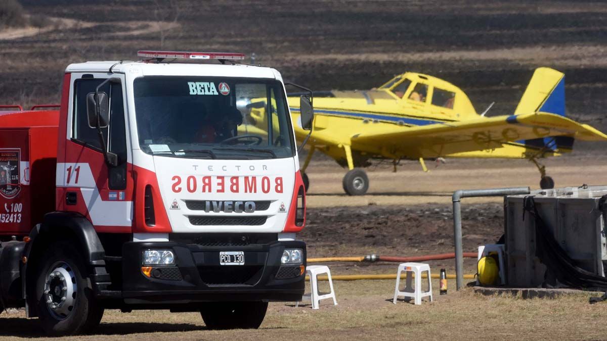 En todos los frentes están trabajando 10 aviones hidrantes de Provincia y Nación, y un helicóptero de la Dirección General de Aeronáutica.