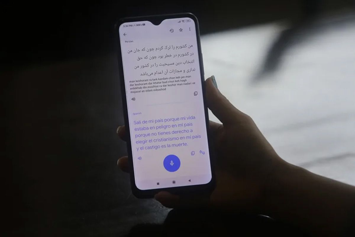 Las políticas migratorias de Donald Trump complican a los inmigrantes cada día más. Un migrante mira su celular durante su espera en un hotel (Archivo). Crédito: EFE/ Carlos Lemos.