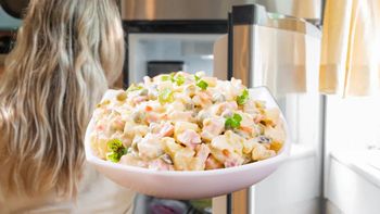 La ensalada rusa no se puede congelar: el error que causa intoxicación y el truco para conservarla La ensalada rusa no se puede congelar: el error que causa intoxicación y el truco para conservarla