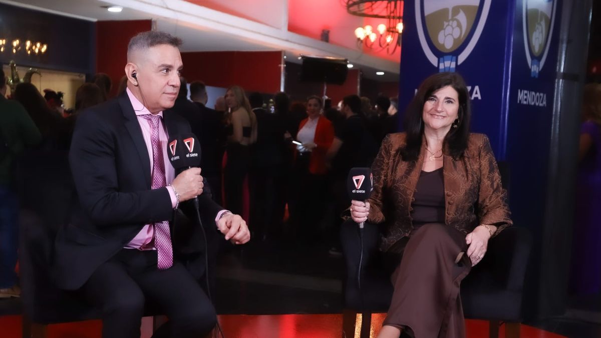 Rodi Gravina, conductor de la tranmisión especial de El Siete junto a Gabriela Testa, titular del EMETUR.