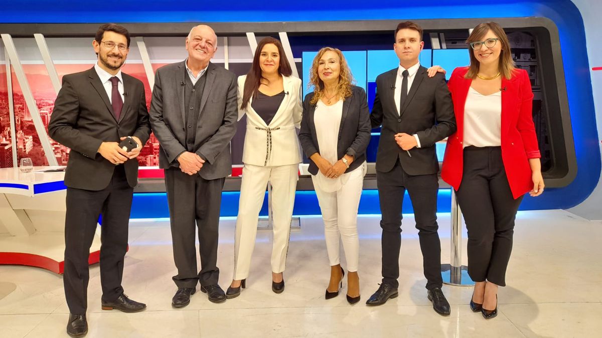 Buena onda. Pablo Gerardi, Juan Carlos Jaliff, Rosana Villegas, Patricia Fadel, Julián Imazio y Agustina Fiadino.