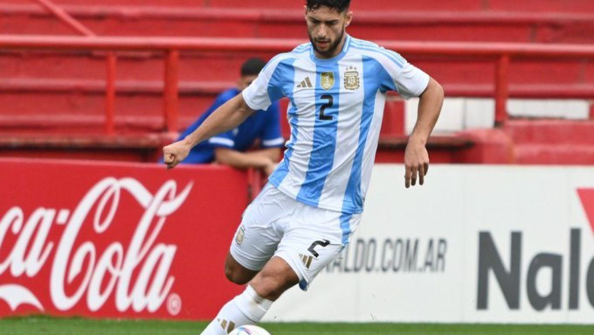 Marco Di Césare tuvo una tarea fundamental para mantener el arco de la Selección argentina Sub 23 en cero frente a Ucrania. Marco Di Césare tuvo una tarea fundamental para mantener el arco de la Selección argentina Sub 23 en cero frente a Ucrania.