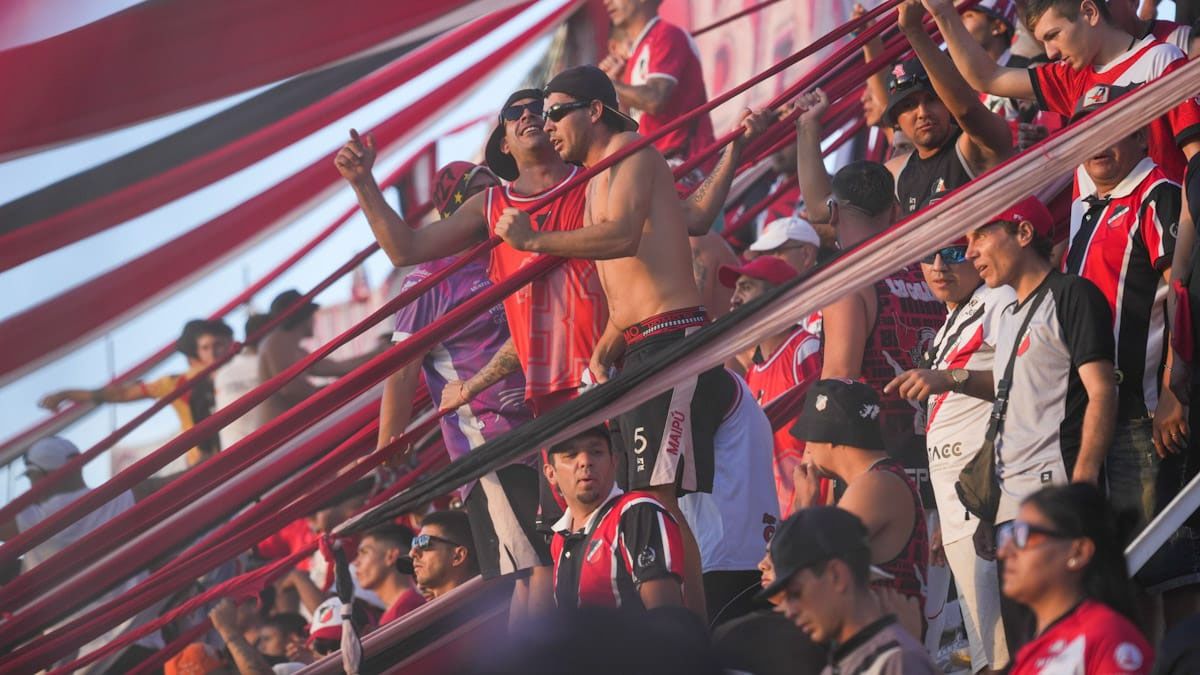 Los hinchas del Deportivo Maipú no quisieron perderse el debut como entrenador de Mariano Echeverría