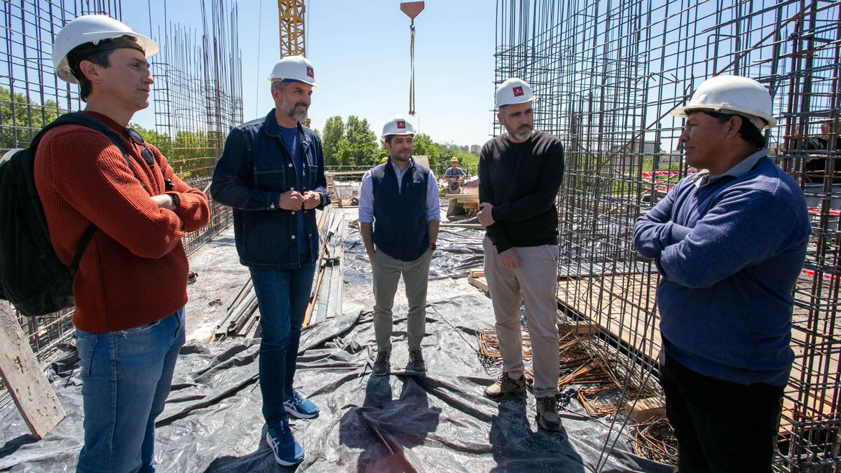 El intendente Ulpiano Suarez junto al equipo de Ambiente y Desarrollo Urbano.