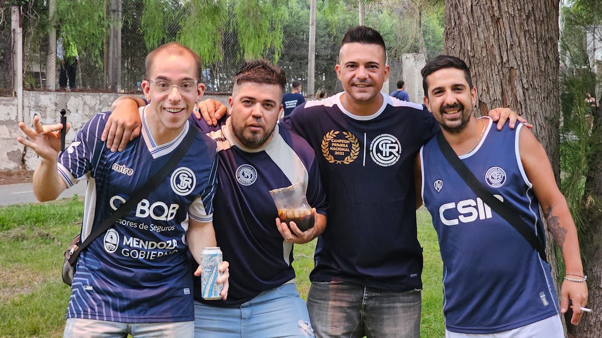 Fernet y cerveza no faltaron entre los hinchas de Independiente Rivadavia (UNO/Nicolás Ríos) Fernet y cerveza no faltaron entre los hinchas de Independiente Rivadavia (UNO/Nicolás Ríos)