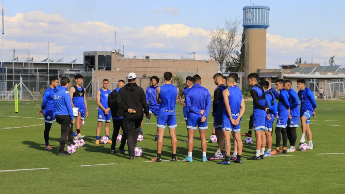 El Tomba se prepara para jugar ante el Taladro en el Florenicio Sola.