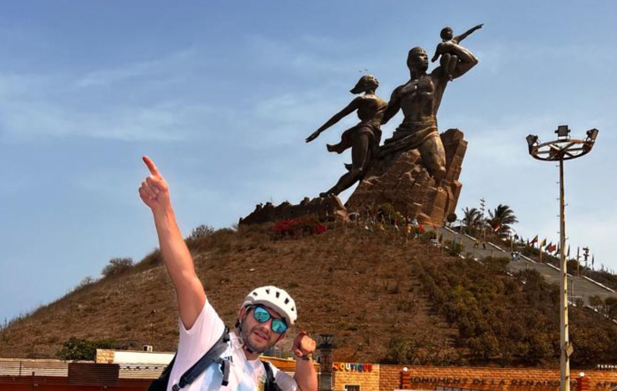 Felipe junto al monumento al renacimiento africano en Senegal. Felipe junto al monumento al renacimiento africano en Senegal.