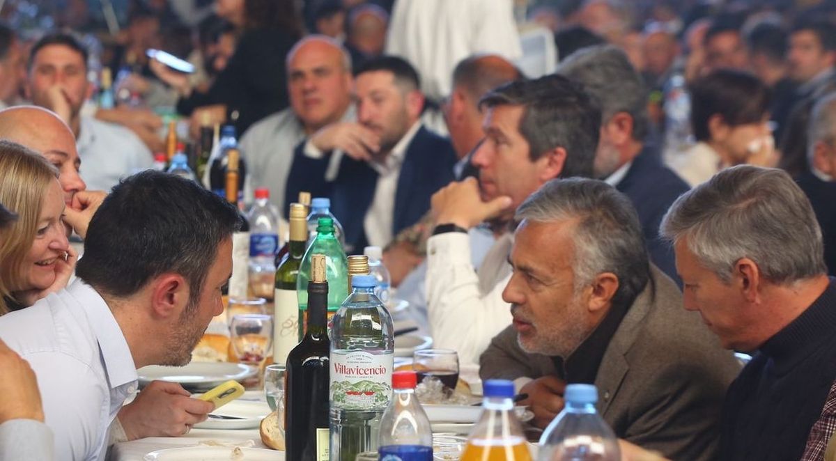 El desencuentro de Luis Petri y Alfredo Cornejo en el Congreso de la UCR tiene final abierto. El desencuentro de Luis Petri y Alfredo Cornejo en el Congreso de la UCR tiene final abierto.