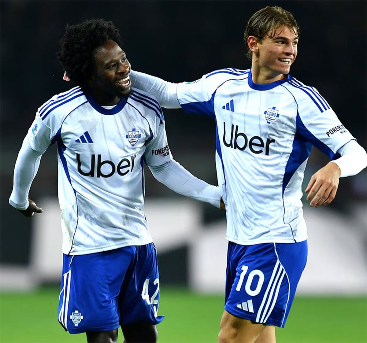 Nicol&aacute;s Paz celebra su gol en el Como con Jayden Addai.