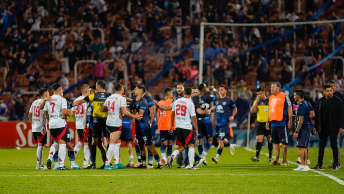 Los incidentes del final del partido en Mendoza. Los incidentes del final del partido en Mendoza. 