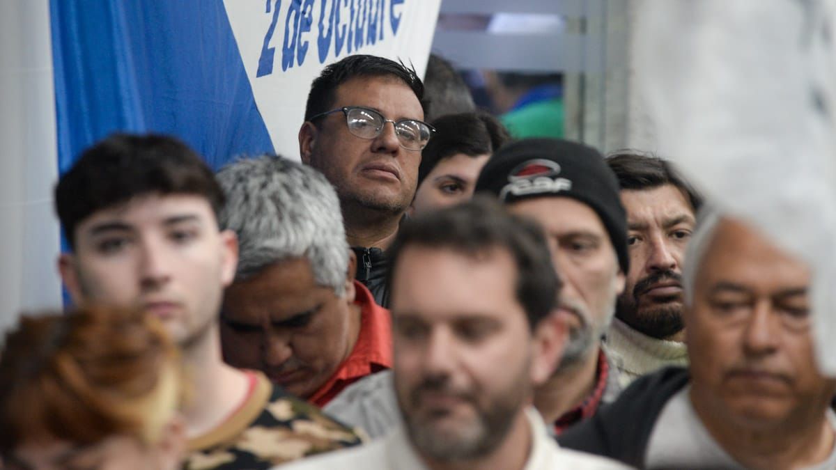 Rafael Moyano, referente del peronismo alternativo, estuvo en el acto, aunque se ubicó por atrás y entre el público.