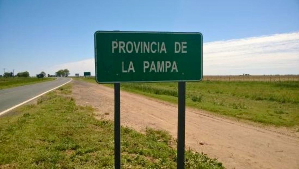 La provincia de La Pampa se llama así porque su territorio es parte de la región pampeana, una vasta llanura que se extiende por el centro de Uruguay, Argentina y el sur de Brasil La provincia de La Pampa se llama así porque su territorio es parte de la región pampeana, una vasta llanura que se extiende por el centro de Uruguay, Argentina y el sur de Brasil