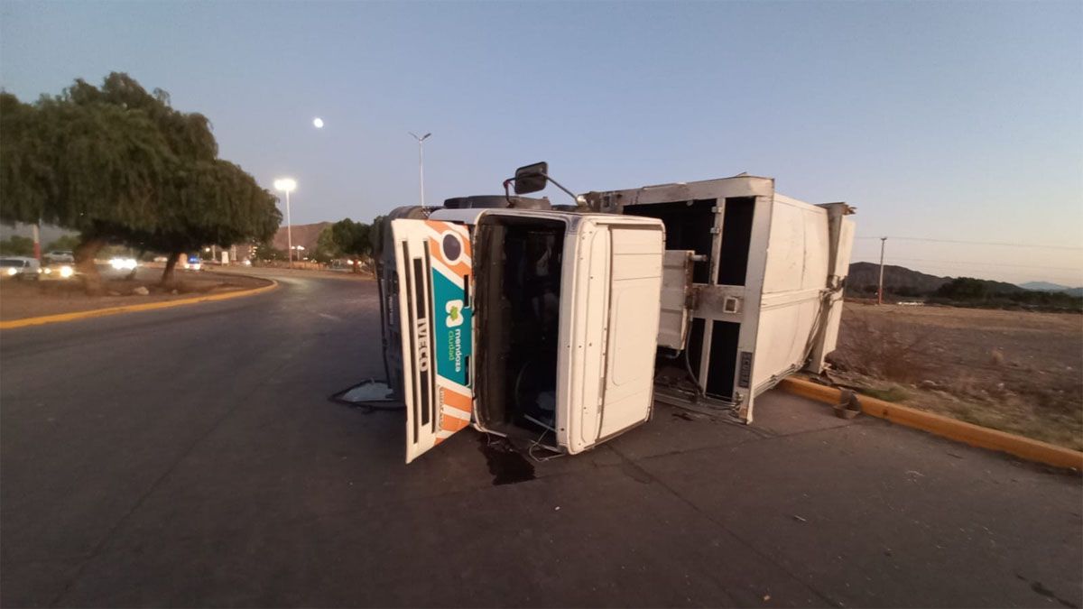 El camión de basura de Capital quedó en medio de la calzada de calle Regalado Olguín, en Las Heras.