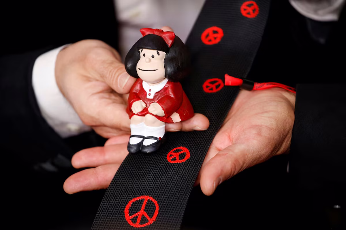 Una réplica en estatuilla de Mafalda se les regaló a los nominados en categorías infantiles de los Premios Emmy Internacional 2024. Una réplica en estatuilla de Mafalda se les regaló a los nominados en categorías infantiles de los Premios Emmy Internacional 2024.