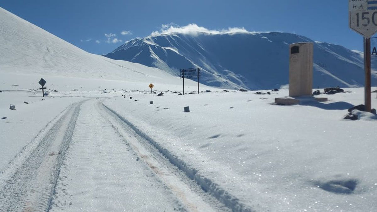 Una copiosa nevada en el paso Agua Negra, en San Juan, oblicó a cerrar el cruce a Chile.