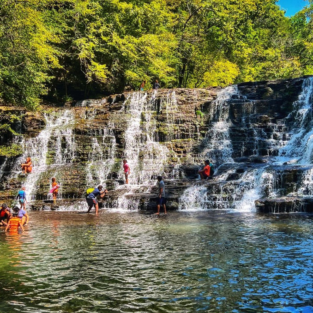 La cascada Rutledge Falls queda a 28 minutos en coche de Lynchburg, Tennessee. La cascada Rutledge Falls queda a 28 minutos en coche de Lynchburg, Tennessee. 