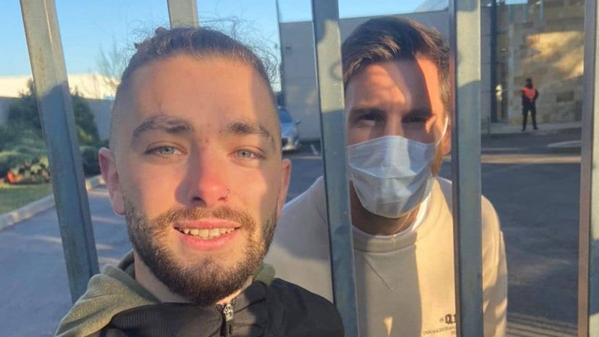 Lionel Messi posó con un par de hinchas antes de sumarse a la Selección Argentina que jugará la triple fecha de Eliminatorias.