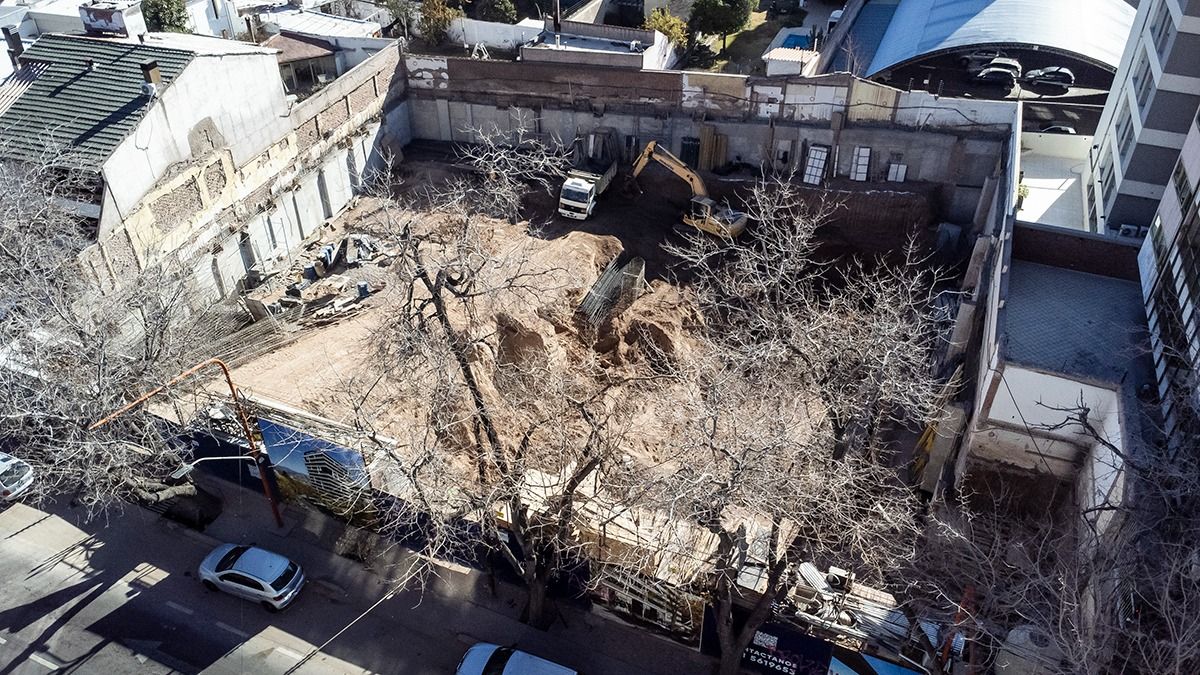 Desde el drone de Diario UNO se advierten los trabajos en una de las torres de la avenida Emilio Civit, de la Ciudad de Mendoza. Desde el drone de Diario UNO se advierten los trabajos en una de las torres de la avenida Emilio Civit, de la Ciudad de Mendoza.