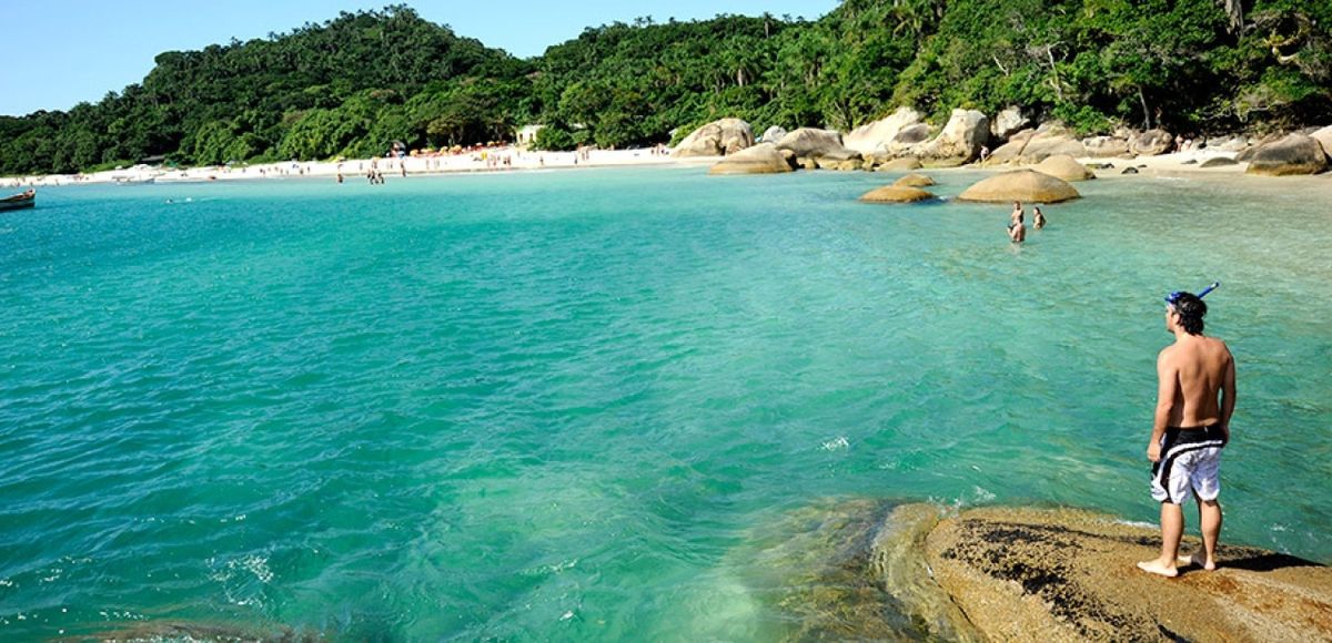 La isla del sur de Brasil que tiene playas vírgenes protegidas y es de acceso limitado