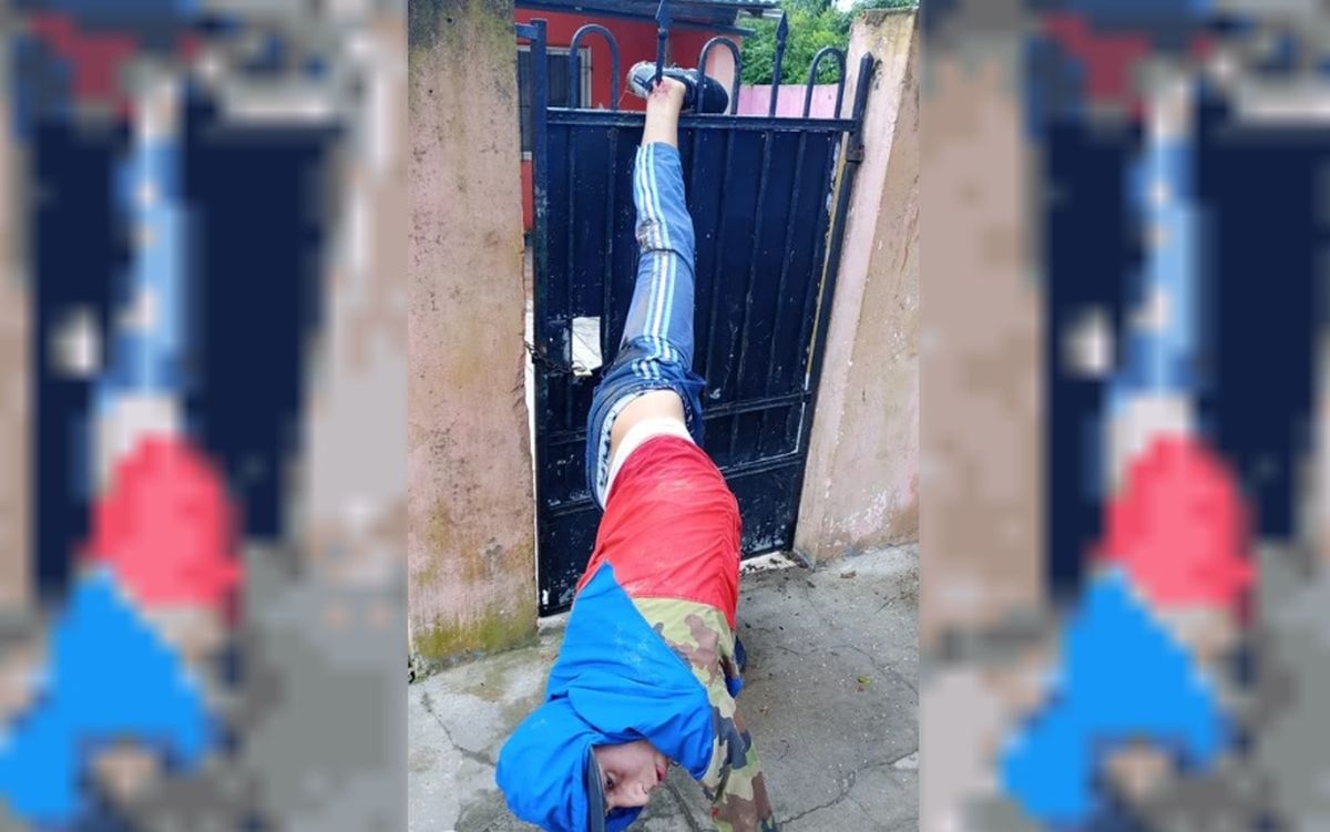 El joven que quedó con su pie atrapado en las rejas tuvo que esperar la llegada de los bomberos para liberarlo El joven que quedó con su pie atrapado en las rejas tuvo que esperar la llegada de los bomberos para liberarlo