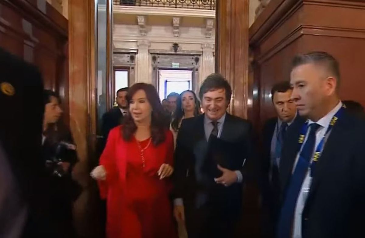 Muchas sonrisas entre Cristina y Milei en diciembre pasado. ¿Se rompió el hechizo?. Muchas sonrisas entre Cristina y Milei en diciembre pasado. ¿Se rompió el hechizo?.