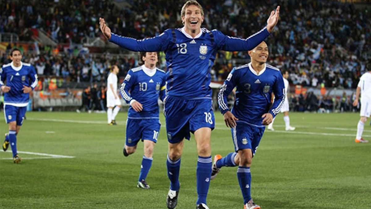 El goleador de Boca, Martín Palermo, convierte su único gol en Mundiales.