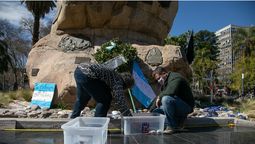 En la Marcha de las piedras, se colocaron 402 rocas en la plaza San Martín en homenaje a los muertos por Covid-19 durante la pandemia en Mendoza.