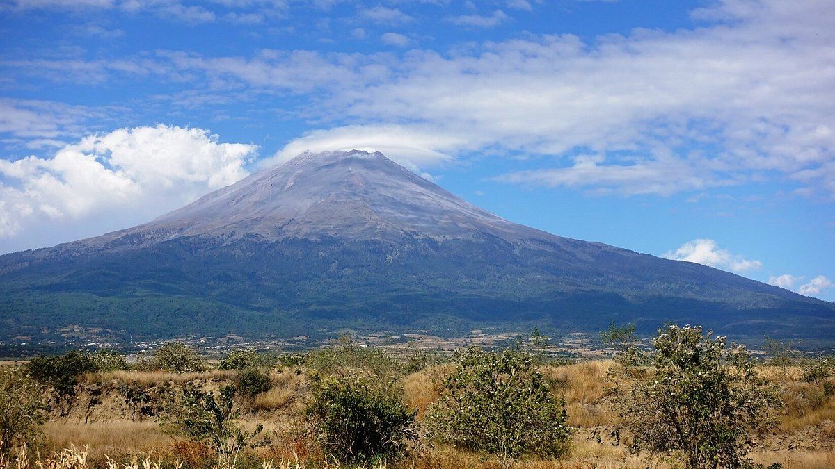 Este volcán es uno de los más activos del mundo. Este volcán es uno de los más activos del mundo.