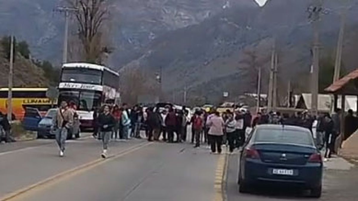 Captura de un video enviado desde Guardia Vieja donde más de 800 argentinos quedaron varados a la espera de cruzar hacia Argentina. Captura de un video enviado desde Guardia Vieja donde más de 800 argentinos quedaron varados a la espera de cruzar hacia Argentina.