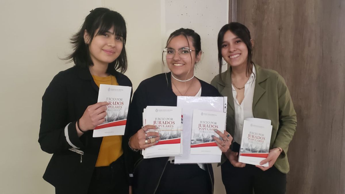 Celeste Robledo, Priscila Rentería y Candela Robledo fueron las alumnas elegidas para participar de la experiencia de simular juicios por jurado en Mendoza.