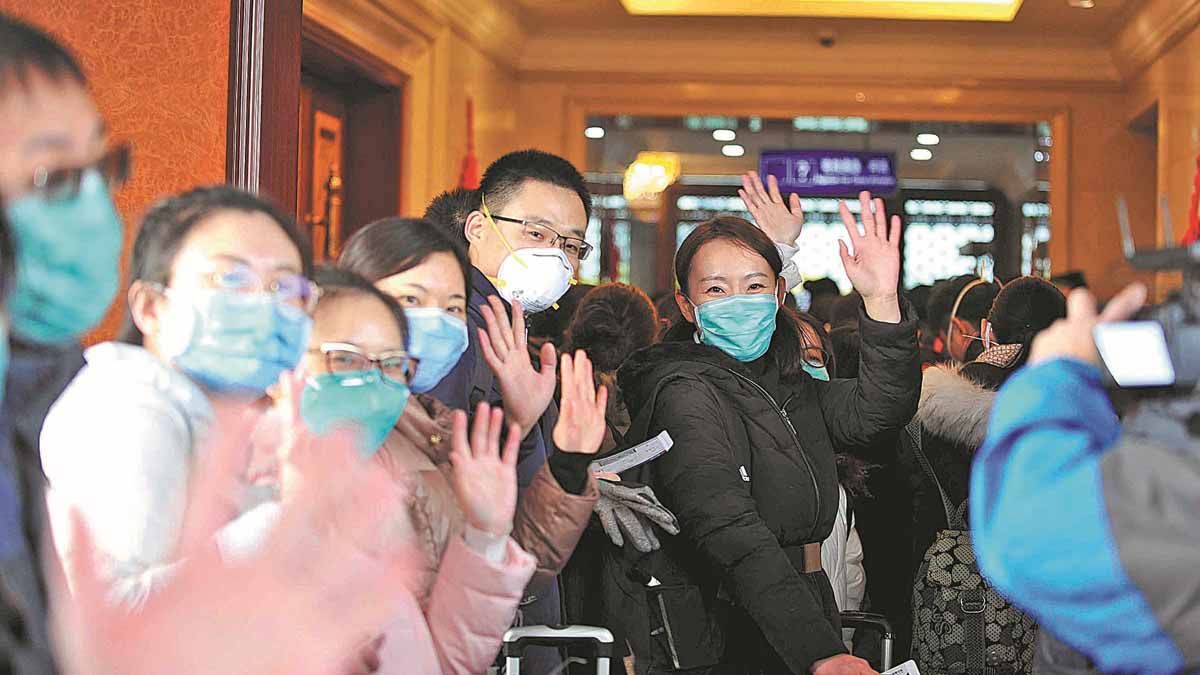 Los trabajadores médicos de Beijing parten para Wuhan