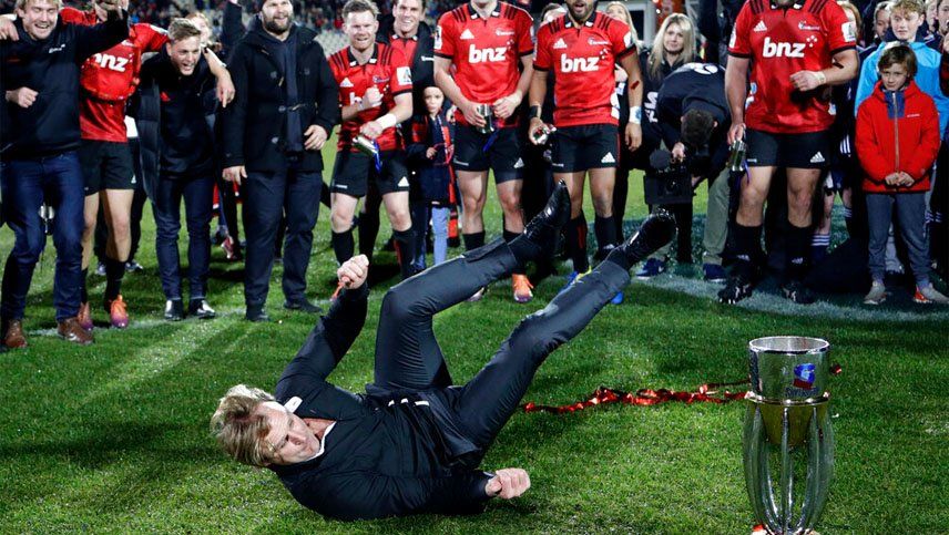 El curioso baile con el que festeja el entrenador de los Crusaders