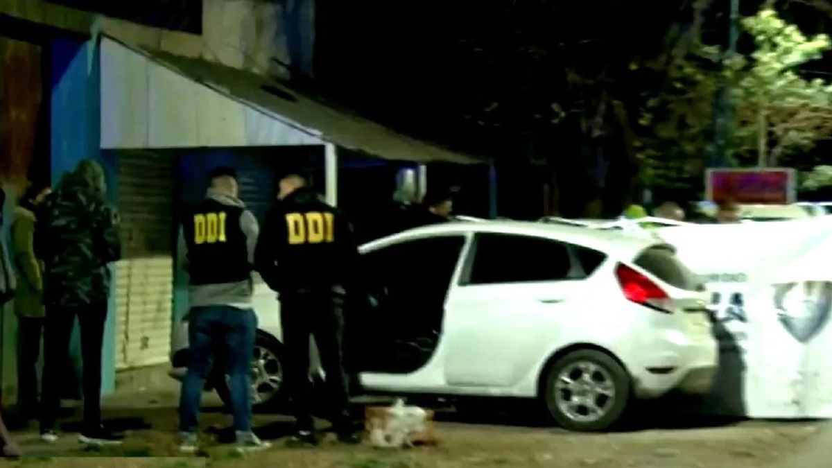 El policía llegaba a su casa junto a un amigo y un menor de edad, en La Matanza, y fue sorprendido por dos motochorros. El efectivo se resistió y mató a uno de ellos