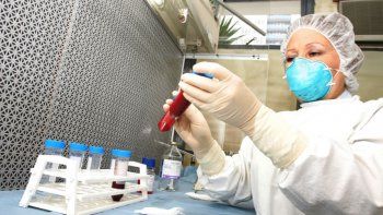 Les pagarán U$S 4.600 por enfermarse de coronavirus y probar la vacuna