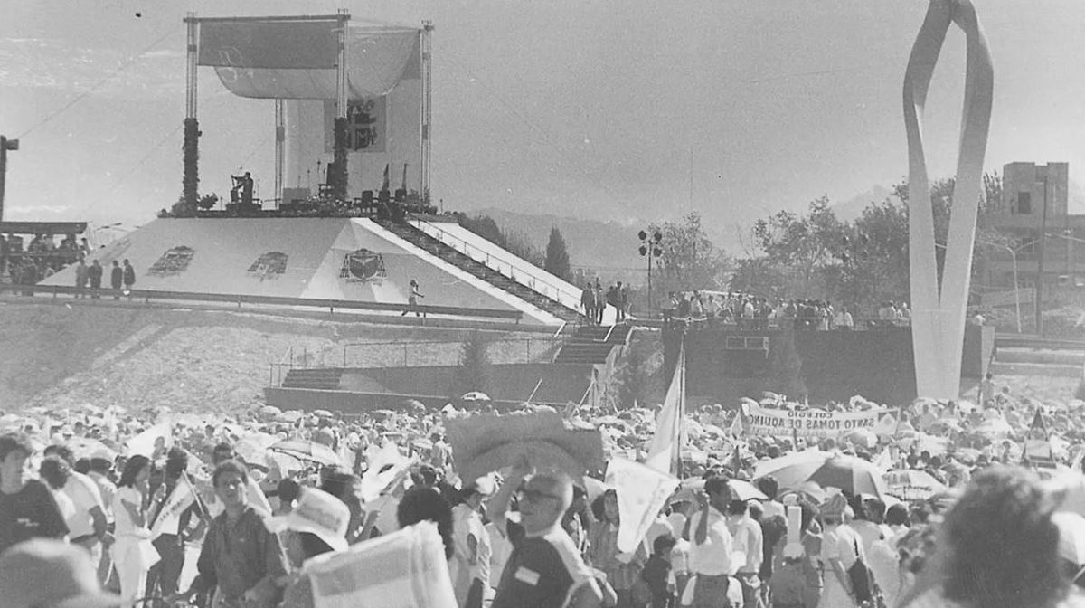 El predio de la Virgen de Guaymall&eacute;n, a tope por la visita del Papa. Fue el 7 de abril de 1987. Foto: archivo&nbsp;&nbsp;