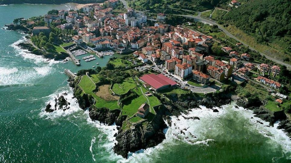 Este pueblo de España tiene la ola izquierda más imponente del mundo. Este pueblo de España tiene la ola izquierda más imponente del mundo.