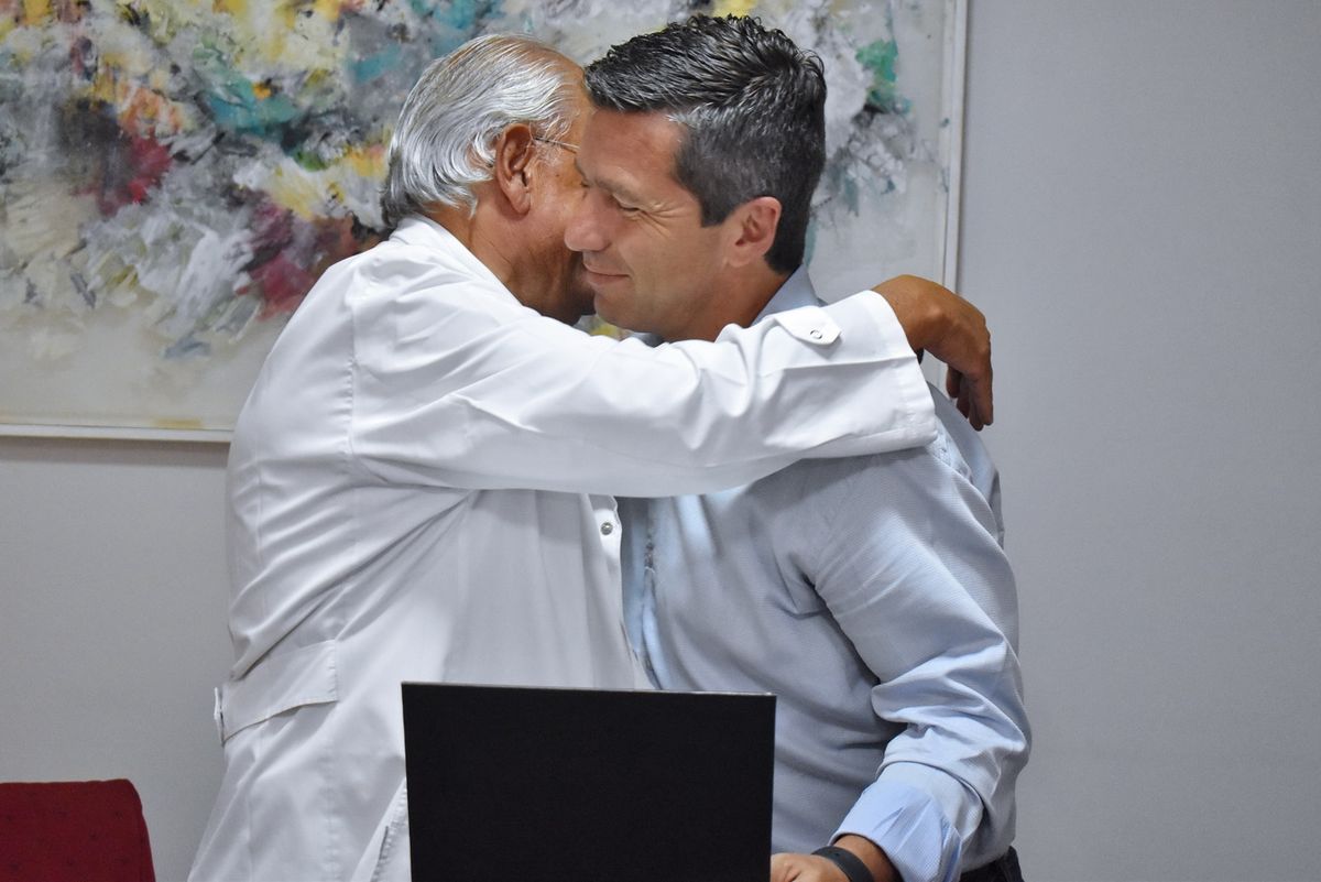 Abrazo. Abel Albino saluda a Andrés Lombardi.