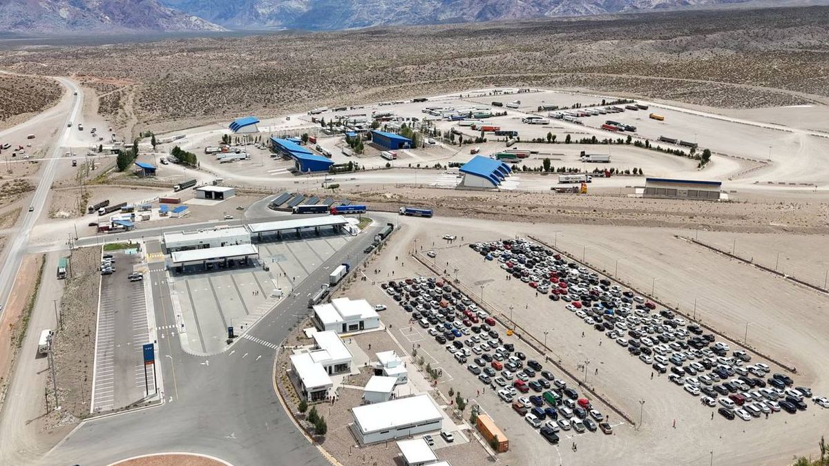 Así lucía este viernes la playa de servicios de Uspallata. Allí paran a los autos que van a Chile en horarios pico para evitar el colapso en la ruta 7. Así lucía este viernes la playa de servicios de Uspallata. Allí paran a los autos que van a Chile en horarios pico para evitar el colapso en la ruta 7.