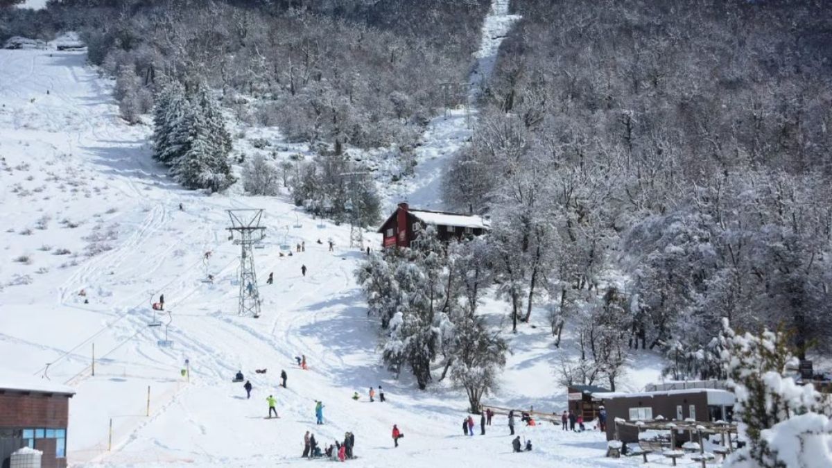 El Centro de Esquí Perito Moreno está situado a 25 km al noroeste de El Bolsón.