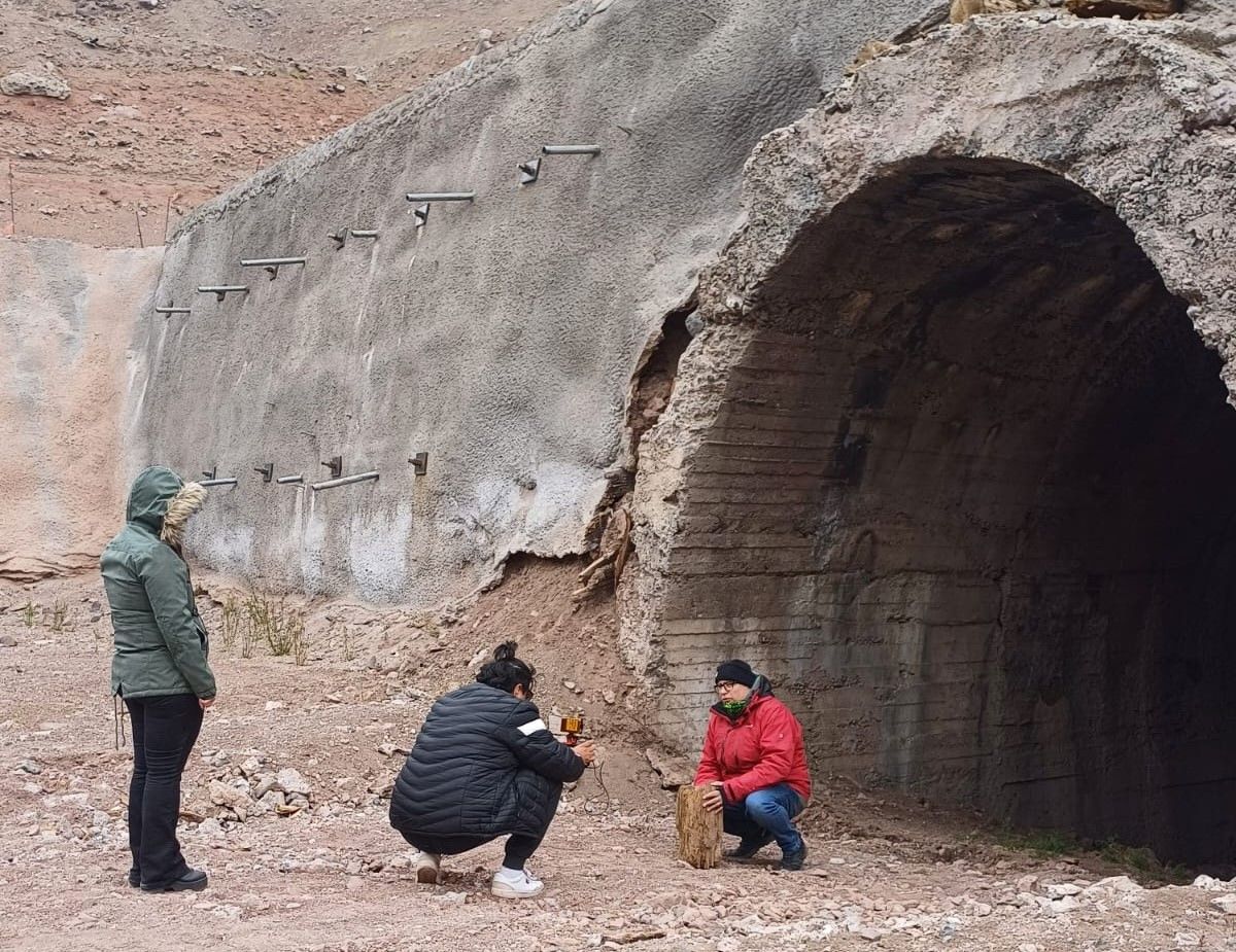 Trabajo del equipo en la boca del Túnel Caracoles, preparando el material que se emitirá por Canal 7. Trabajo del equipo en la boca del Túnel Caracoles, preparando el material que se emitirá por Canal 7.