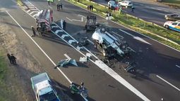 Hubo incidentes. Volcó un camión con mercadería y pollos y lo saquearon.