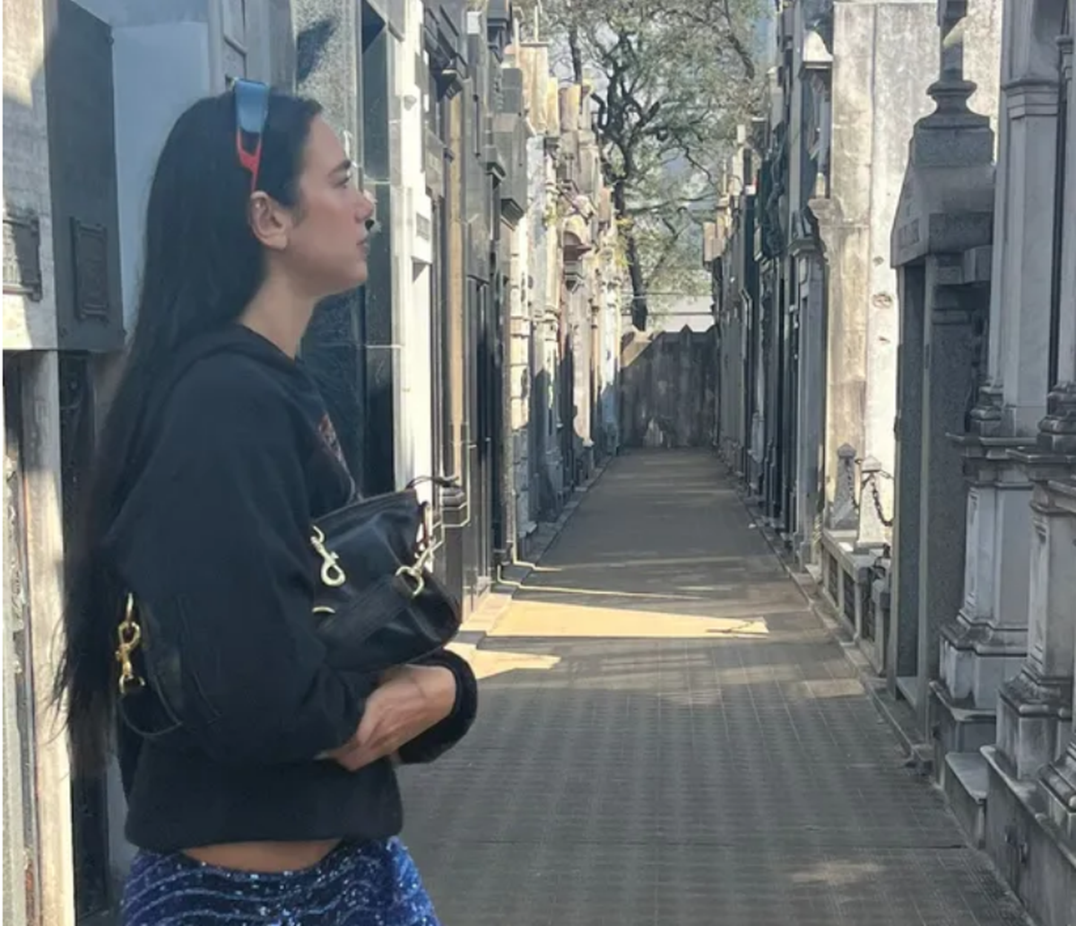 Súper Star. Dua Lipa comió en un bodegón y visitó la tumba de Evita.