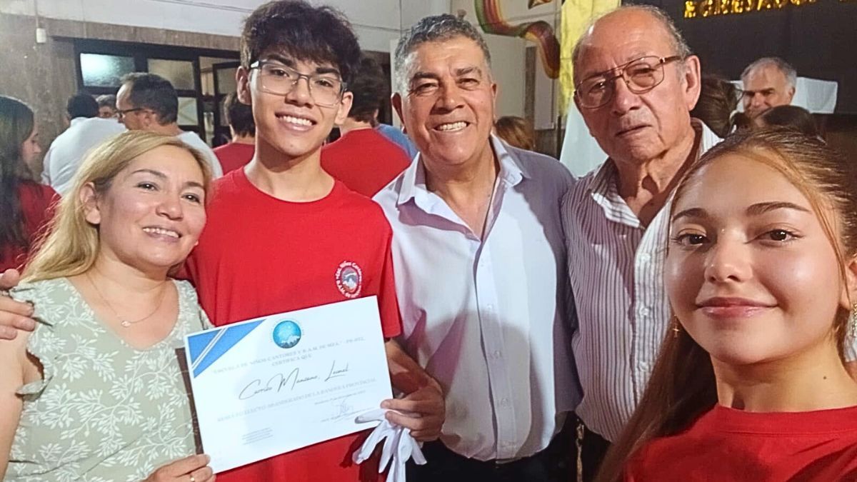 Leonel y Nicol Carrizo Manzano junto a su familia, el día del cambio de bandera. 