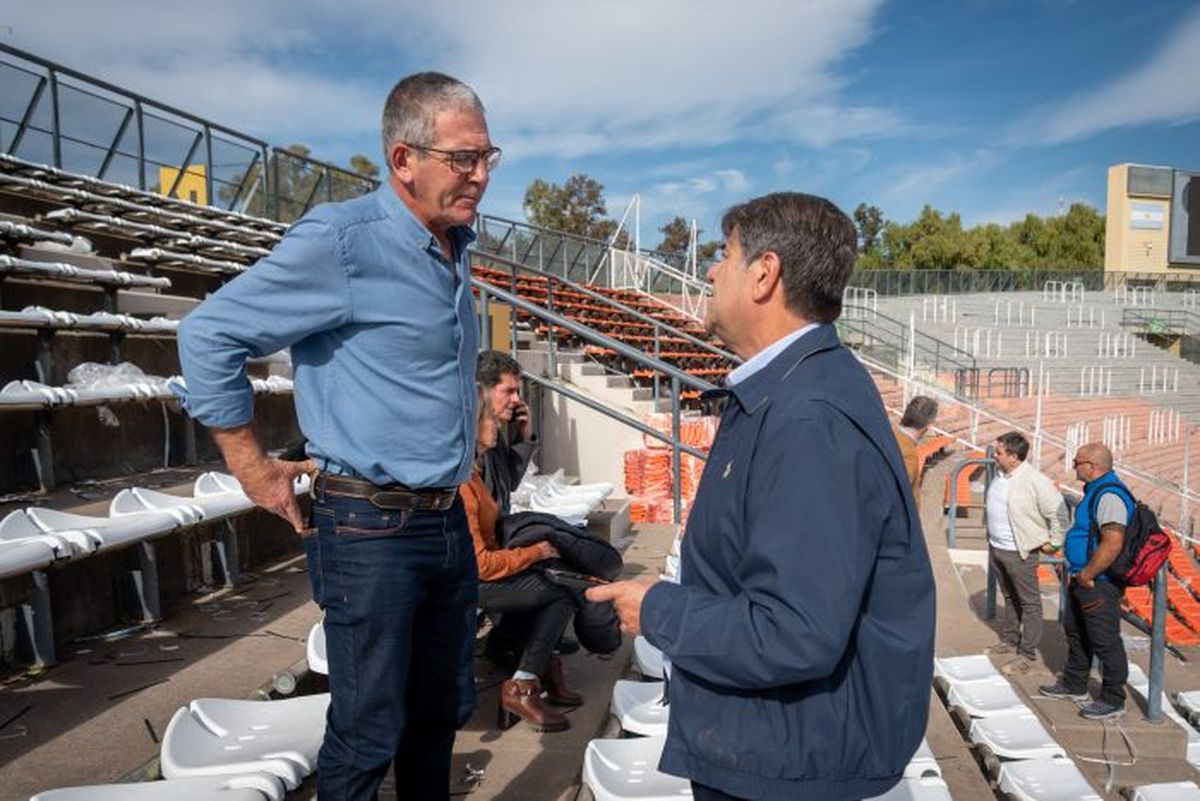 El subsecretario de Deportes Federico Chiapetta y el intendente de Junín, Mario Abed, en la platea descubierta. El subsecretario de Deportes Federico Chiapetta y el intendente de Junín, Mario Abed, en la platea descubierta.