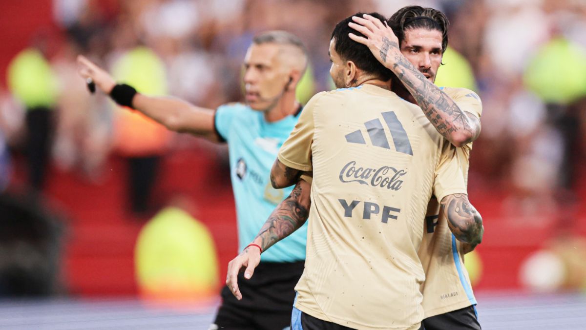 Rodrigo De Paul se abraza con Angelito Correa tras el gol de &eacute;ste contra la Selecci&oacute;n argentina Sub 20.