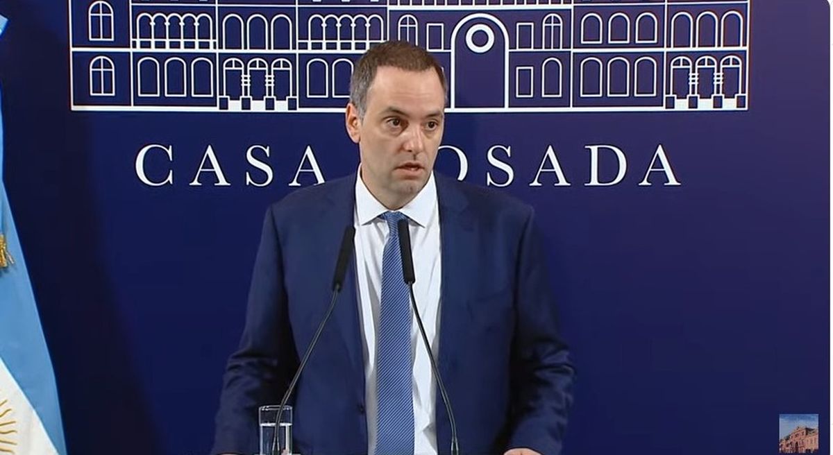 Manuel Adorni fue uno de los firmantes del Decreto 269/2026 publicado en el Boletín Oficial.