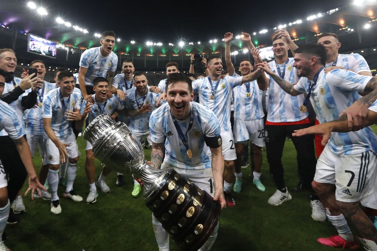 Messi y los muchachos de la Selección en el festejo de la Copa América. Ahora todo el país espera que la imagen se repita en el Mundial.