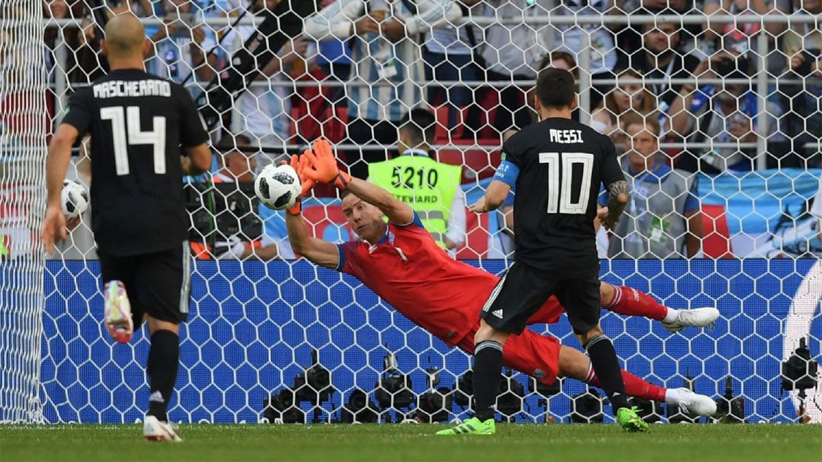 Empate 1 a 1 ante Islandia en Rusia 2018 y con un penal atajado a Messi. Empate 1 a 1 ante Islandia en Rusia 2018 y con un penal atajado a Messi.