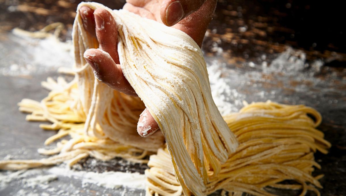 El spaghetti es más fino y redondo, mientras que los tallarines tienen una forma plana y ancha. El spaghetti es más fino y redondo, mientras que los tallarines tienen una forma plana y ancha.