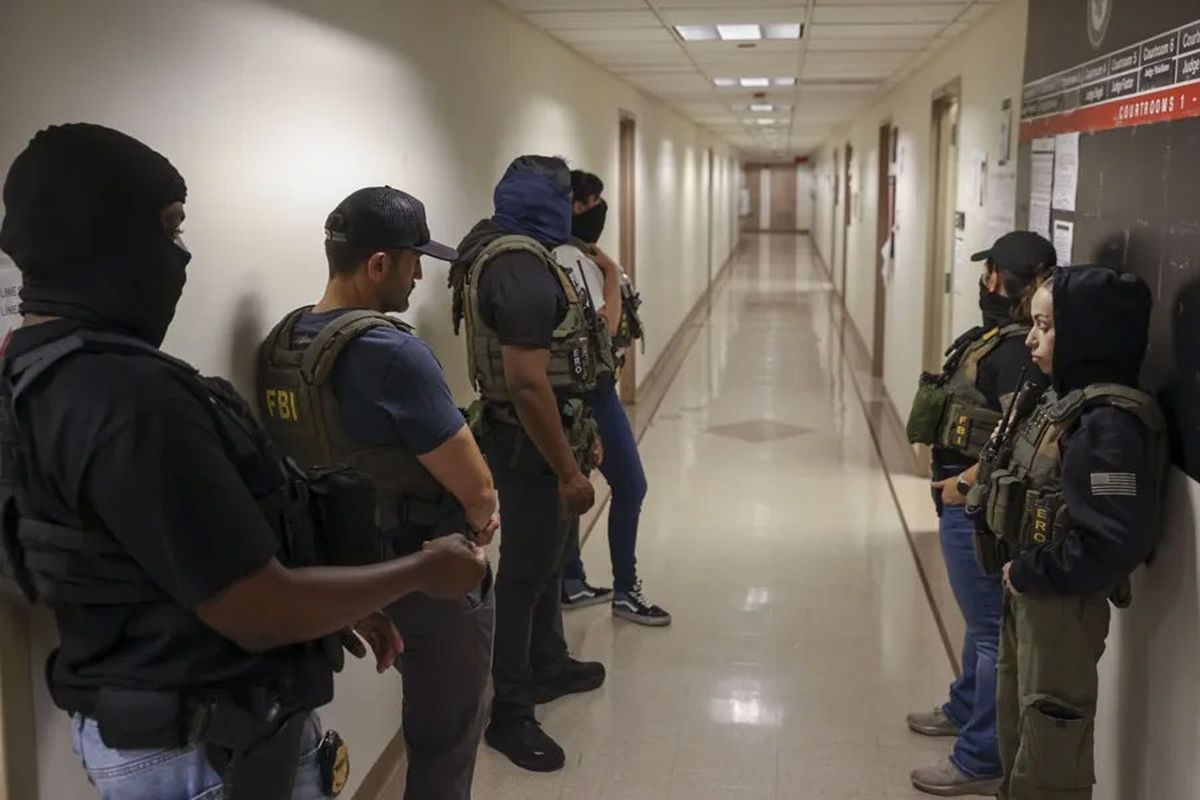 Agentes federales permanecen fuera de las audiencias de la corte de inmigración en Nueva York, Estados Unidos (Archivo). Crédito: EFE/EPA/Sarah Yenesel. Agentes federales permanecen fuera de las audiencias de la corte de inmigración en Nueva York, Estados Unidos (Archivo). Crédito: EFE/EPA/Sarah Yenesel.